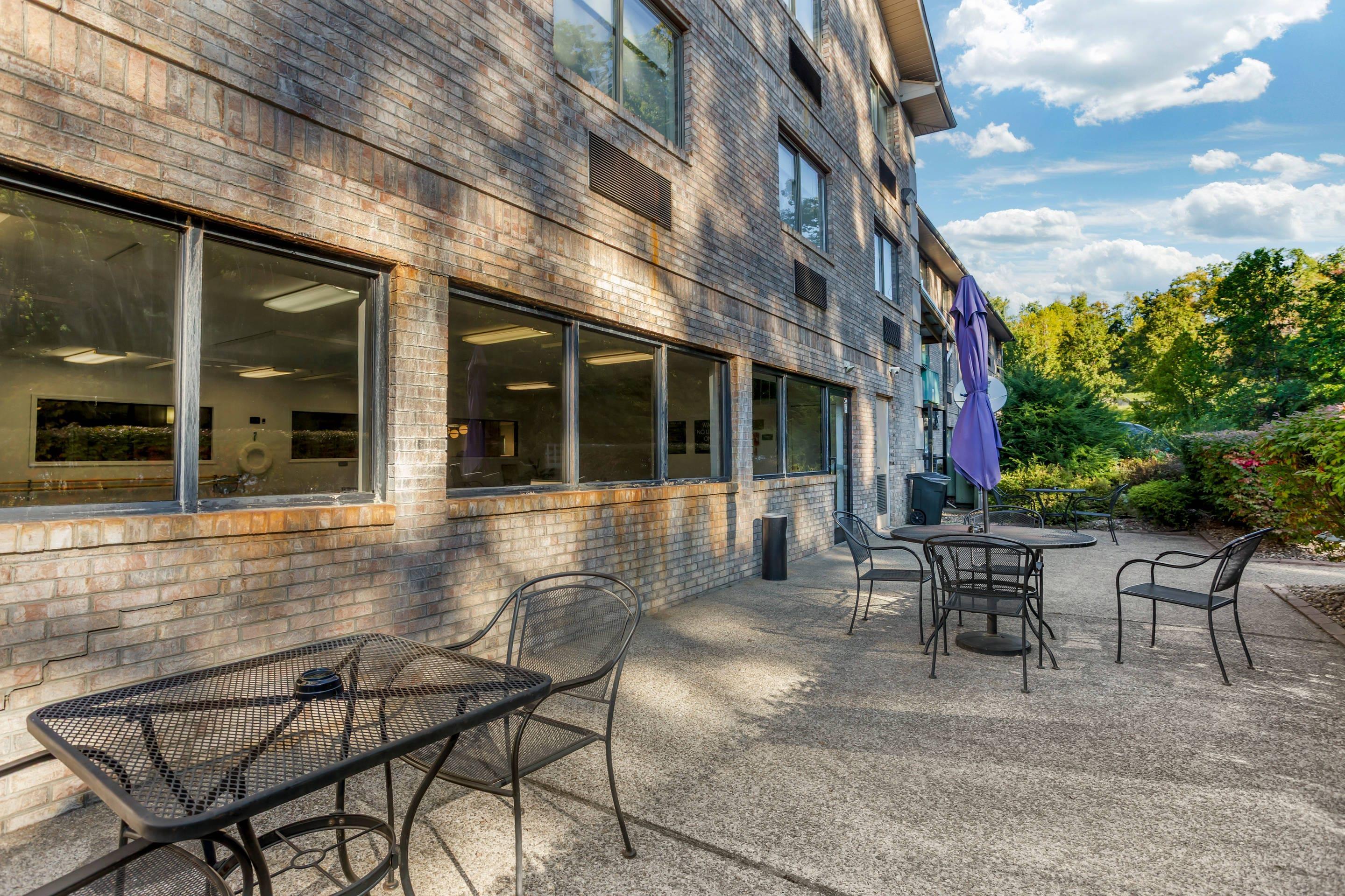 Courtyard | Comfort Inn Huntington near University area