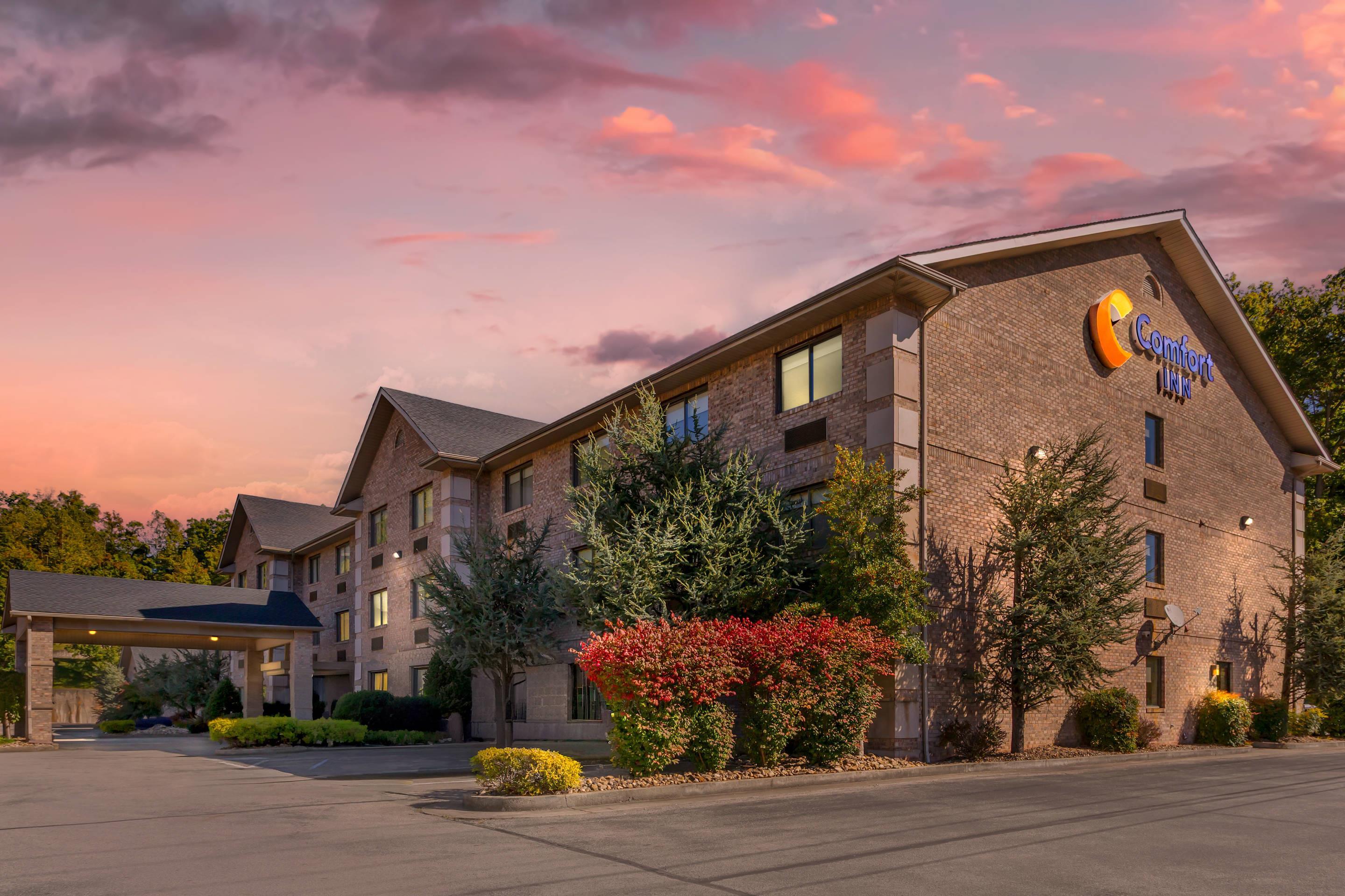 Hotel at night | Comfort Inn Huntington near University area