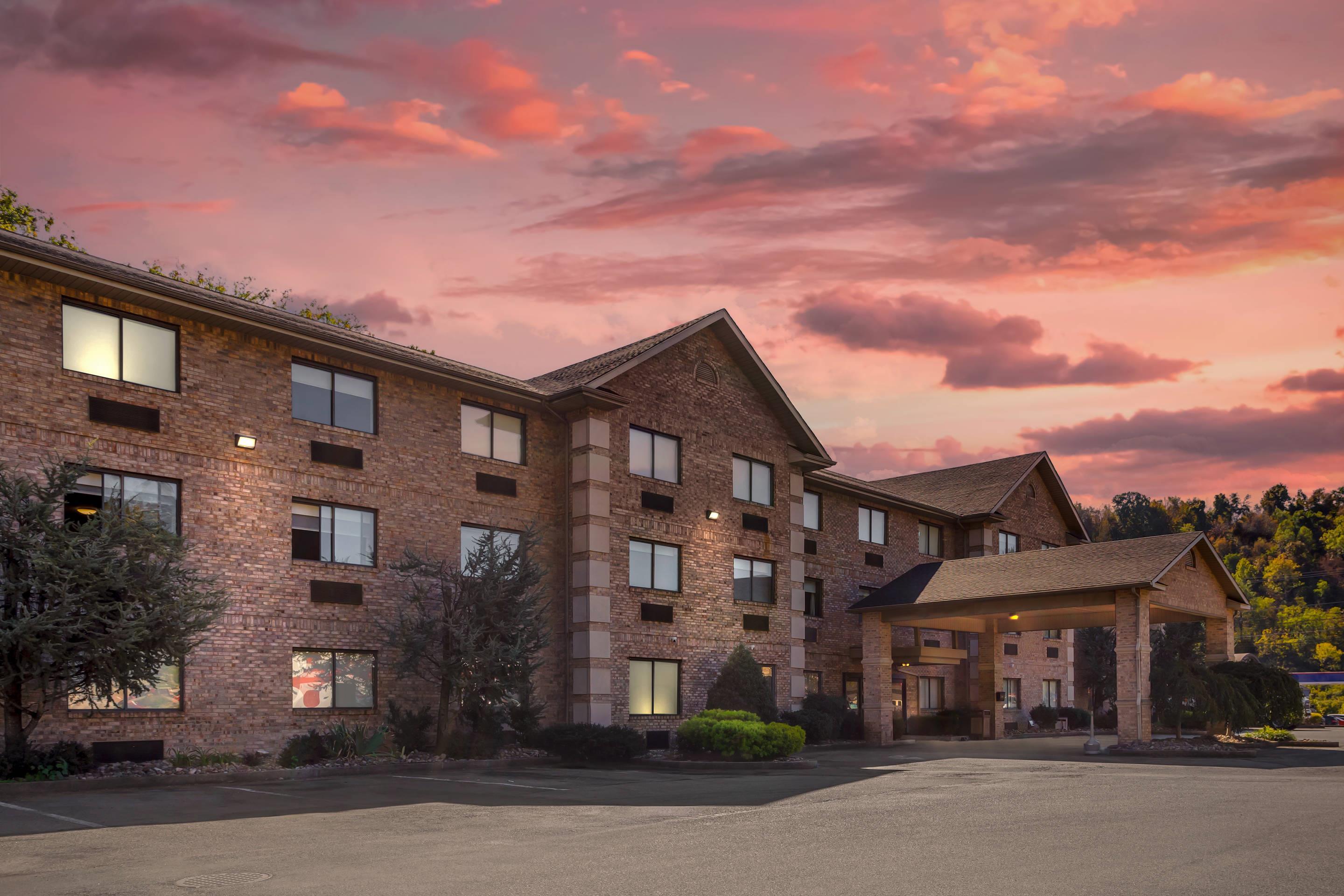 Hotel at night | Comfort Inn Huntington near University area