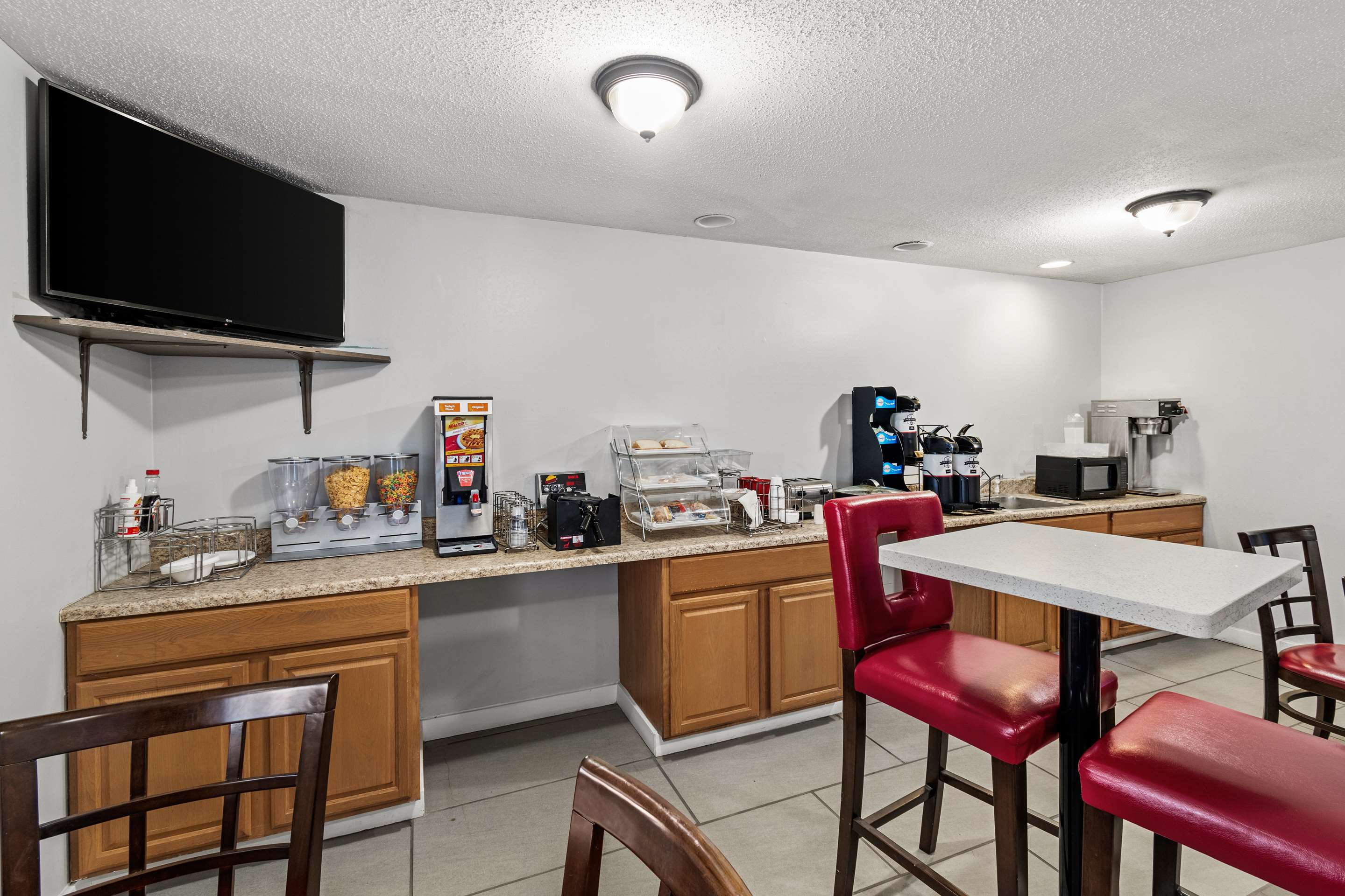 PA BreakfastArea | Americas Best Value Inn Carlisle