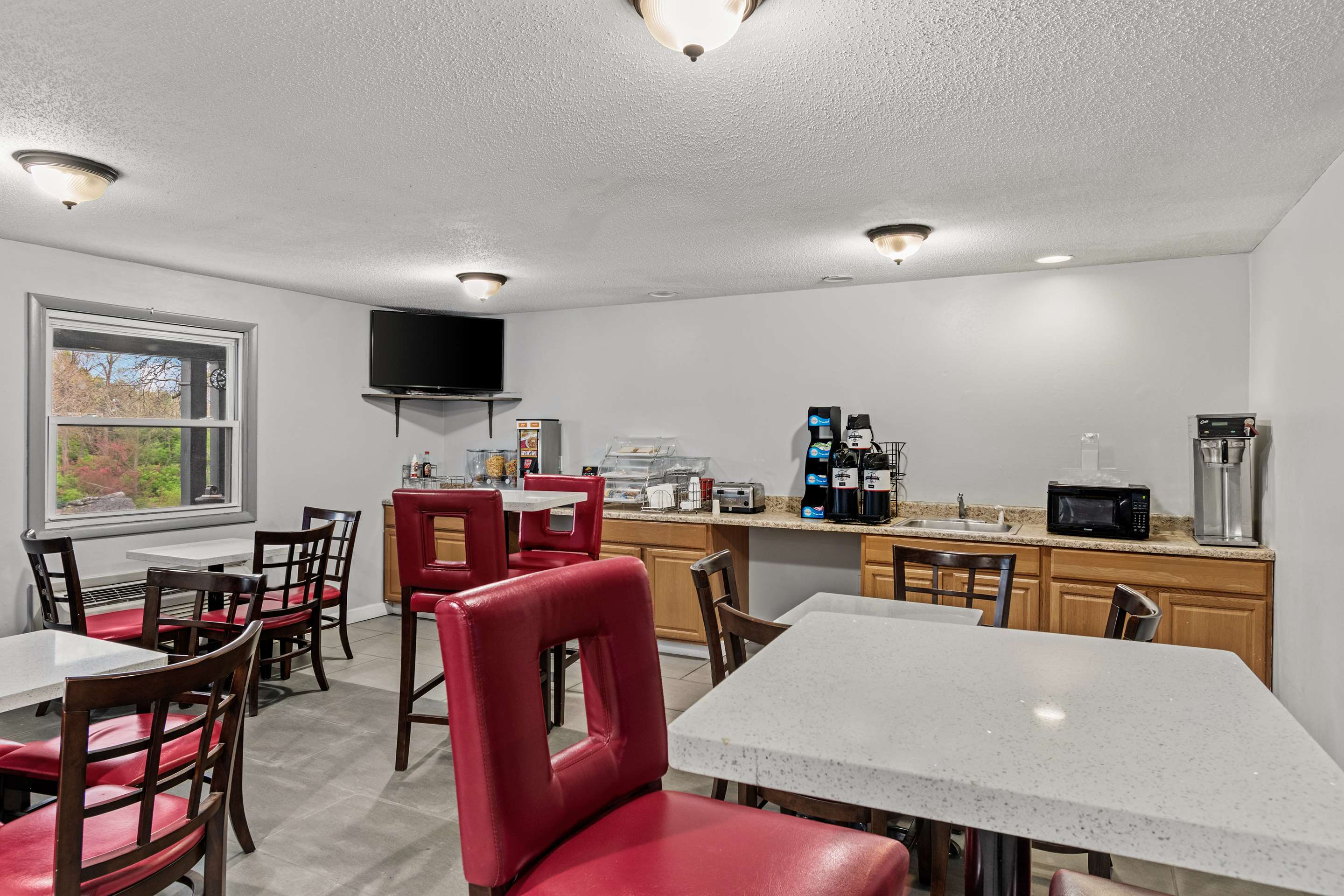 PA BreakfastArea | Americas Best Value Inn Carlisle