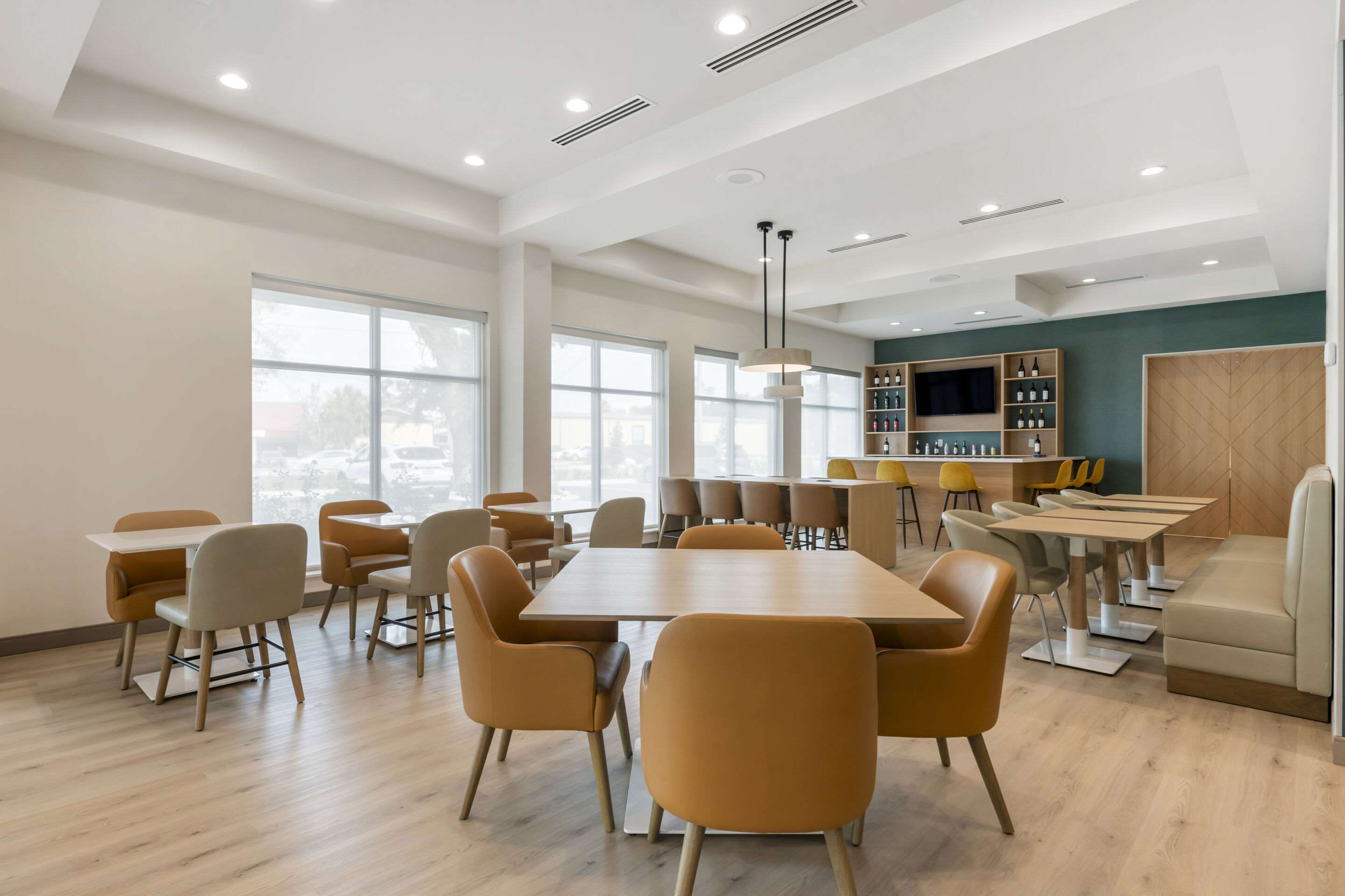 Enjoy breakfast in this seating area | Comfort Suites St. Augustine Historic District Area