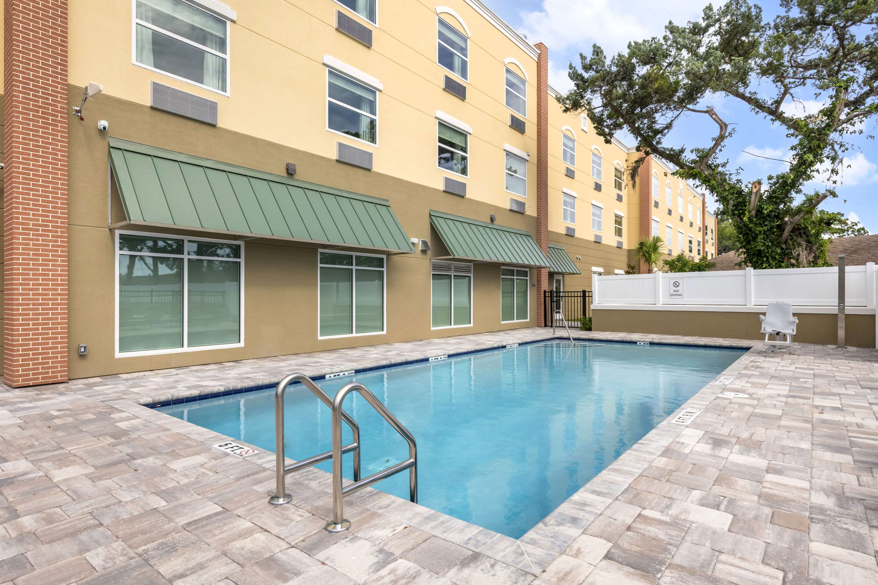 Outdoor pool | Comfort Suites St. Augustine Historic District Area