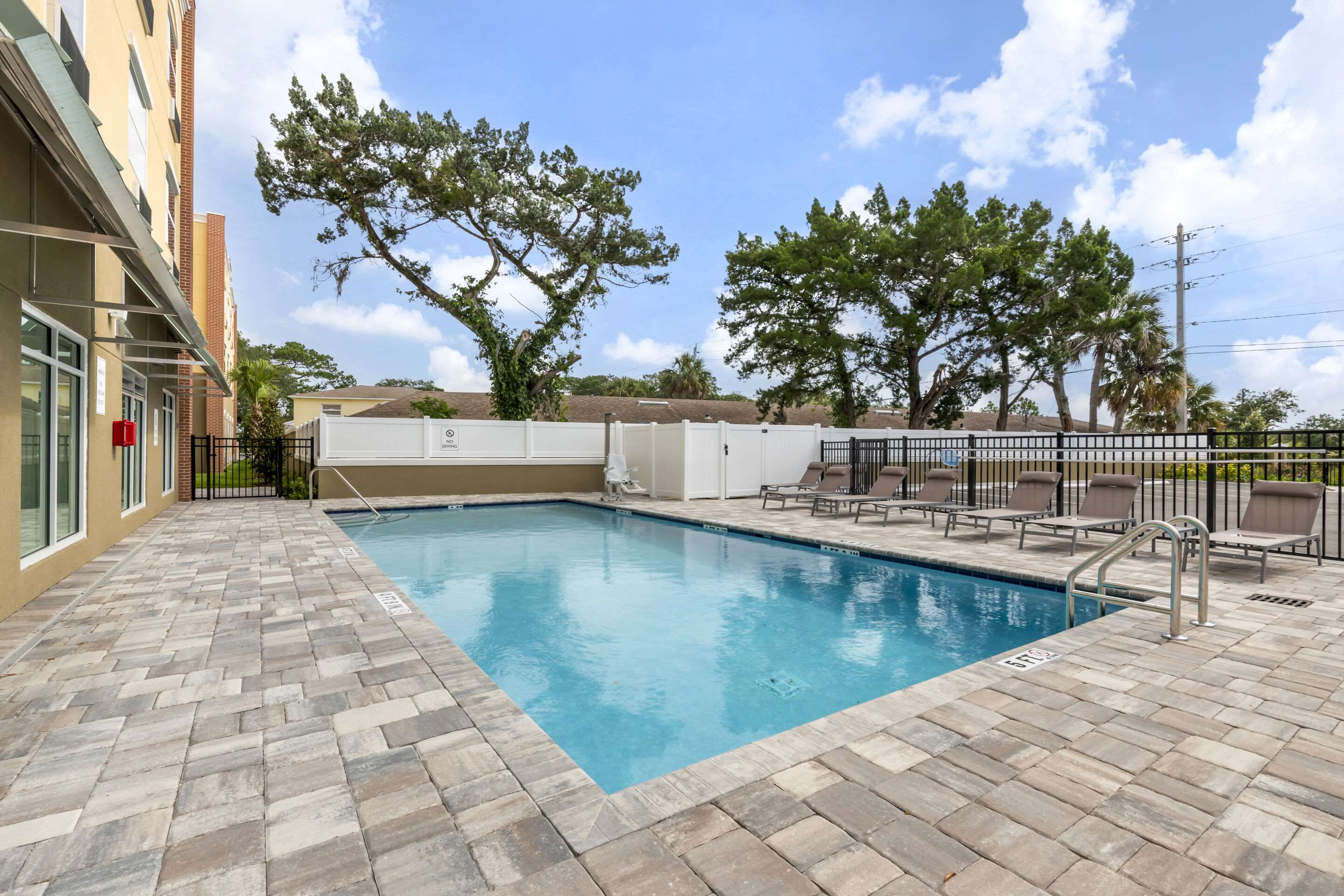 Outdoor pool | Comfort Suites St. Augustine Historic District Area