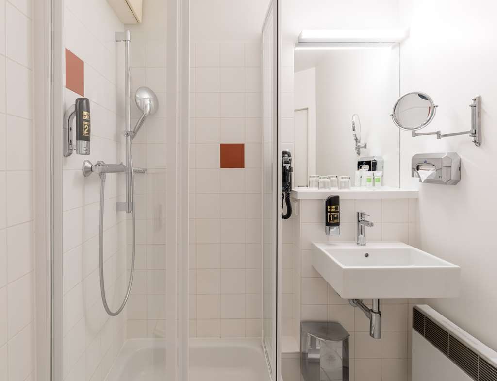 AZIMUT VIENNA DELTA HOTEL-guestroom-Guest Room,Bathroom,On-Site.jpg