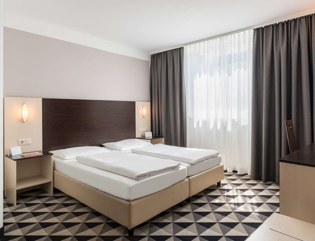 AZIMUT VIENNA DELTA HOTEL-guestroom-Guest Room,On-Site.jpg