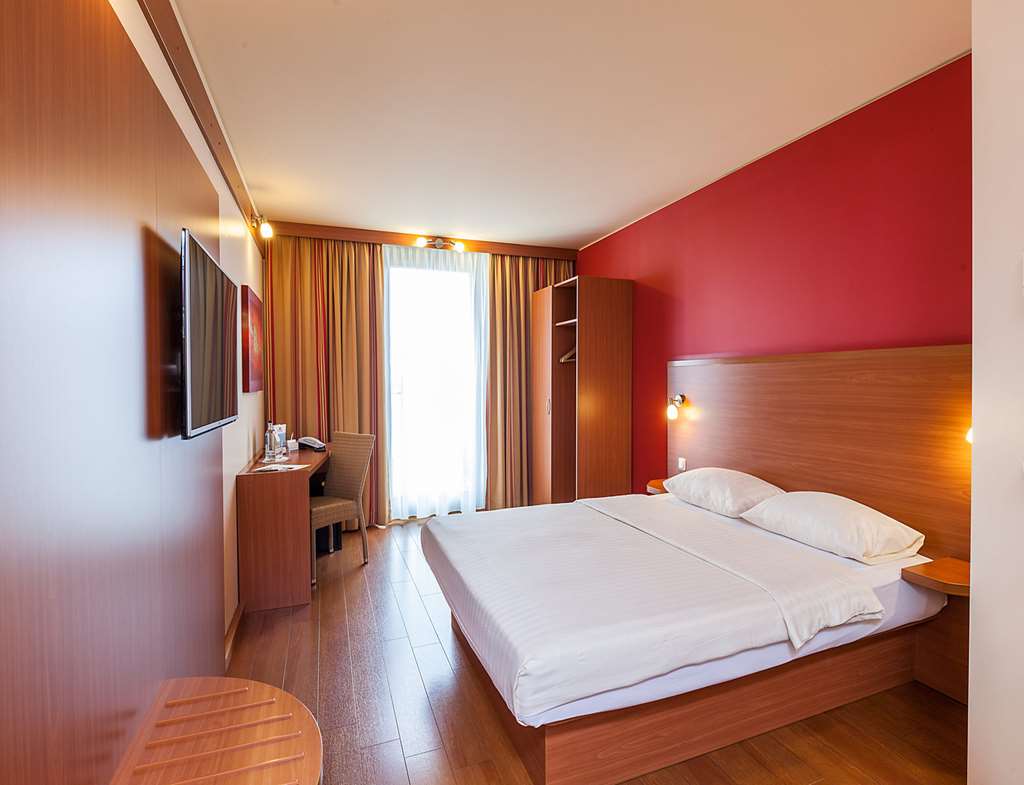 PREMIER INN FRA CITY-guestroom-Guest Room,On-Site.jpg