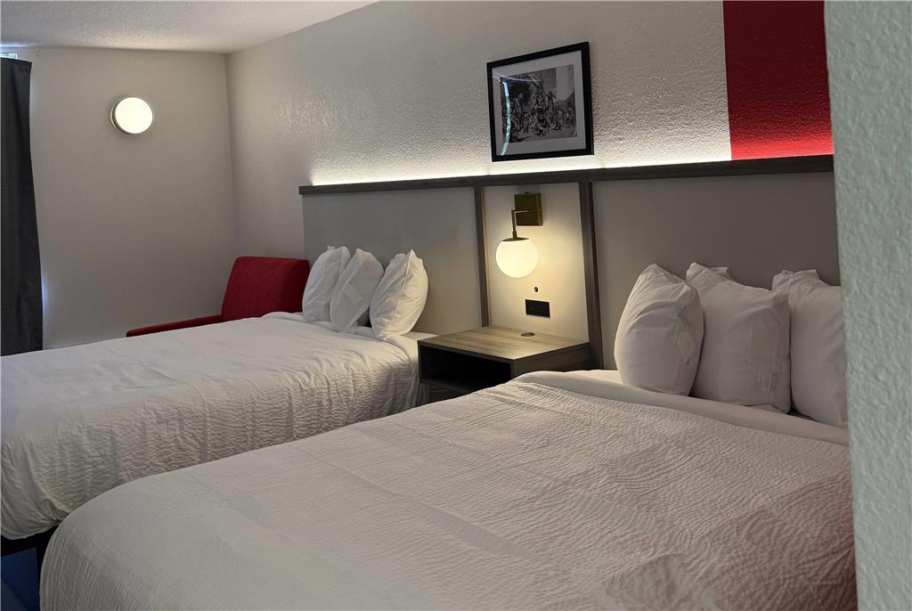 TRAVELODGE BY WYNDHAM LUMBERTON-guestroom-Guest Room,On-Site.jpg