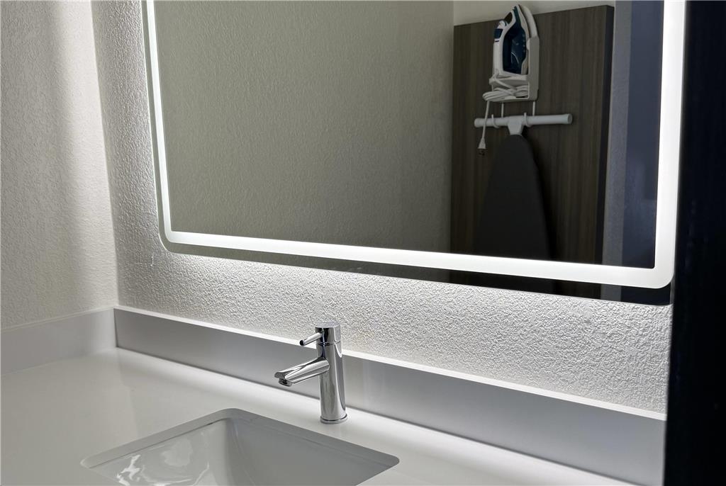 TRAVELODGE BY WYNDHAM LUMBERTON-guestroom-Guest Room,Bathroom,On-Site.jpg
