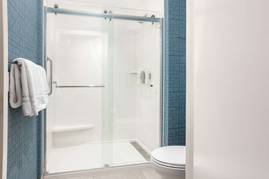 HOMEWOOD STE CYPRESS ORANGE COUNTY-guestroom-Guest Room,Bathroom,On-Site.jpg