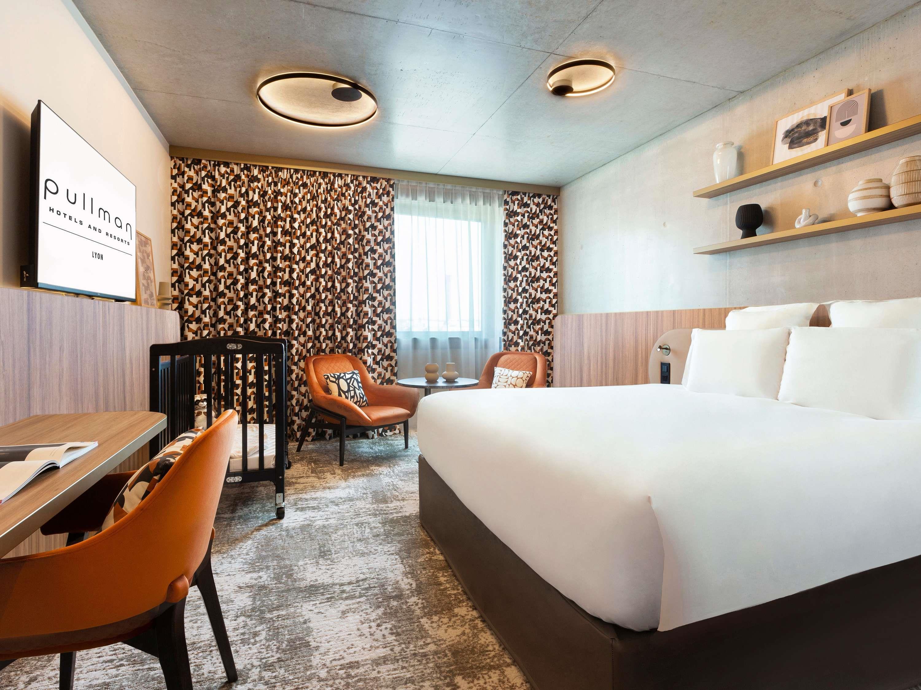 Pullman Lyon Room Type - SUPERIOR CONNECTING ROOM, 1 king-size bed and 2 single beds