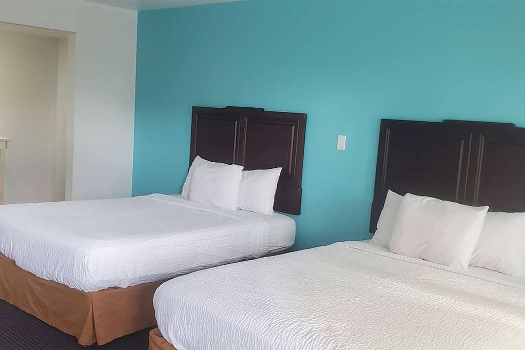 TRAVELODGE BY WYNDHAM LIVONIA - DET-guestroom-Guest Room,On-Site.jpg