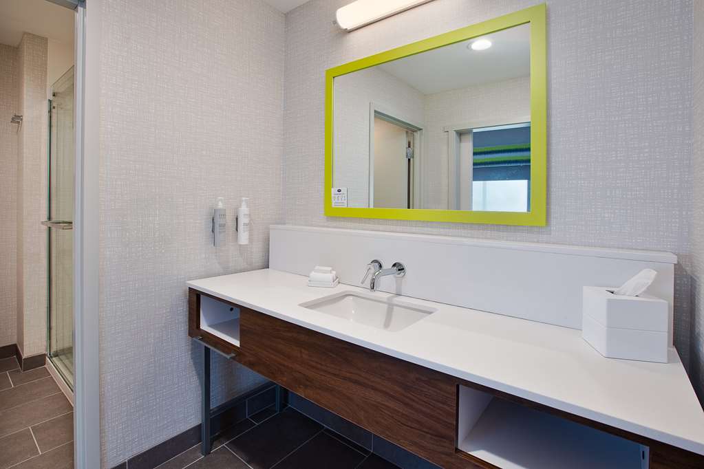 HAMPTON IANDS INDY GREENWOOD-guestroom-Guest Room,Bathroom,On-Site.jpg