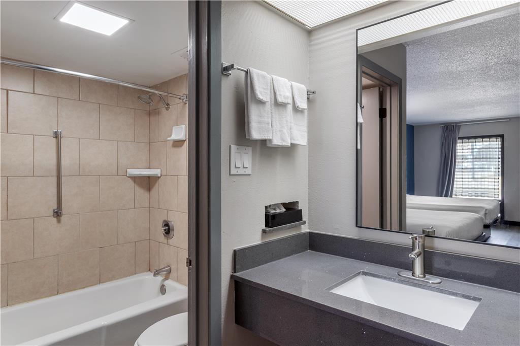 SureStay by Best Western Victoria-guestroom-Guest Room,Bathroom,On-Site.jpg
