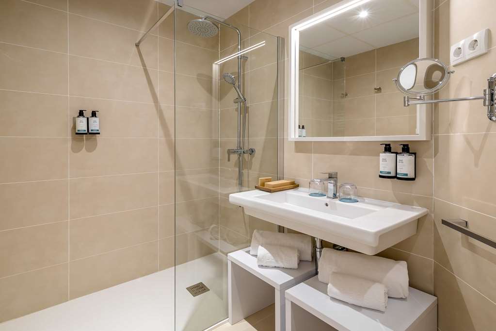 OCCIDENTAL MAR MENOR-guestroom-Guest Room,Bathroom,On-Site.jpg