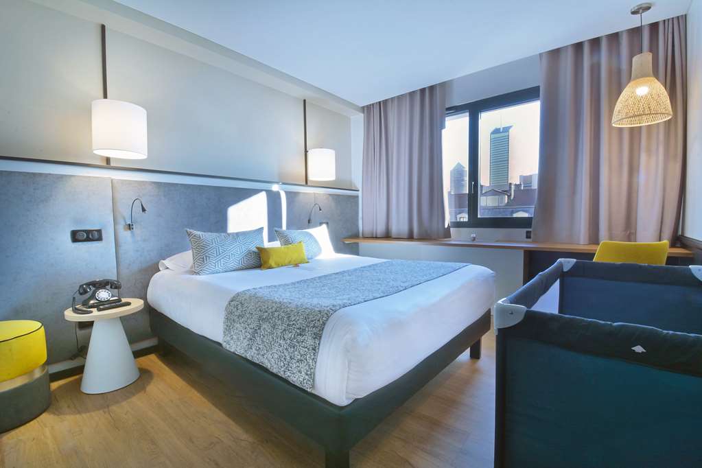 ROOSEVELT HOTEL-guestroom-Guest Room,On-Site.jpg