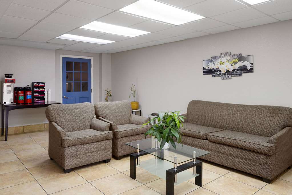 DAYS INN BY WYNDHAM MONTGOMERY EAST-guestroom-Sitting area,On-Site.jpg