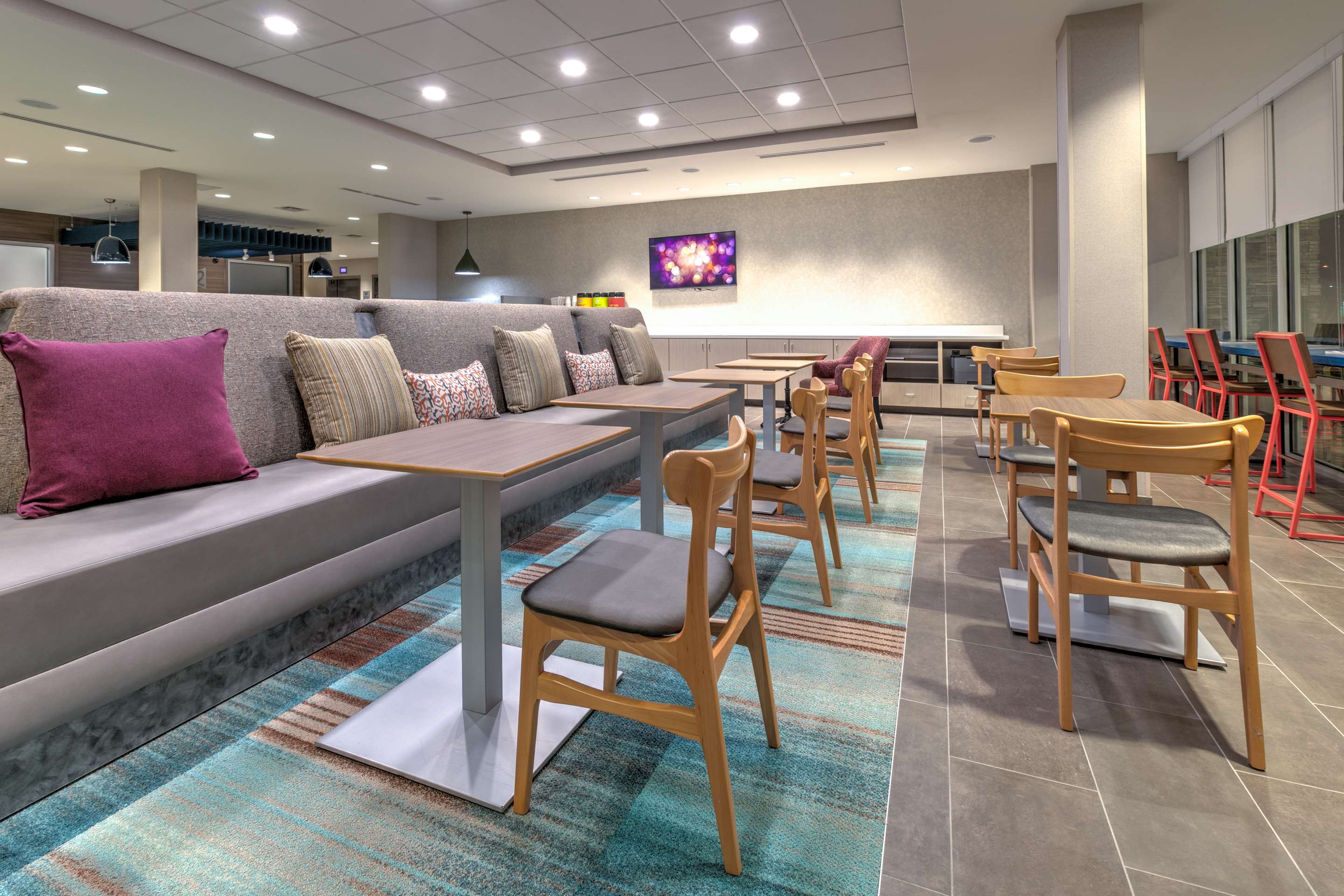 Lobby | Home2 Suites By Hilton Tulsa Airport