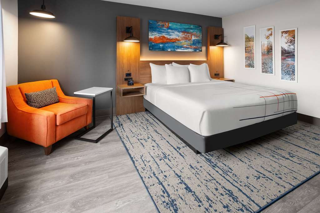 LA QUINTA INN & SUITES BY WYNDHAM W-guestroom-Guest Room,On-Site.jpg