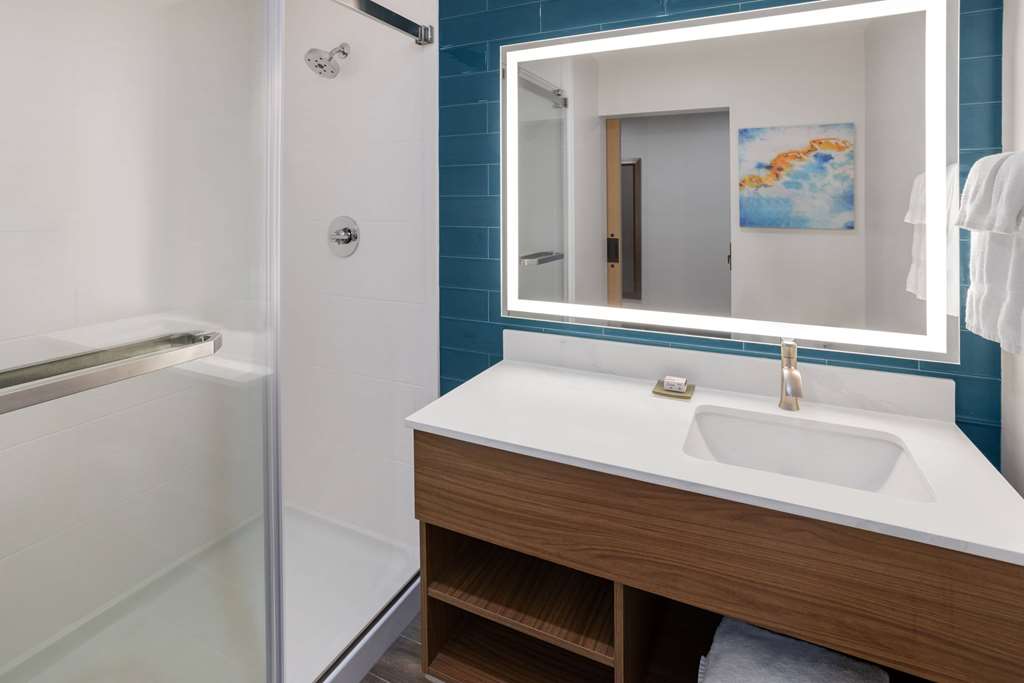 LA QUINTA INN & SUITES BY WYNDHAM W-guestroom-Guest Room,Bathroom,On-Site.jpg