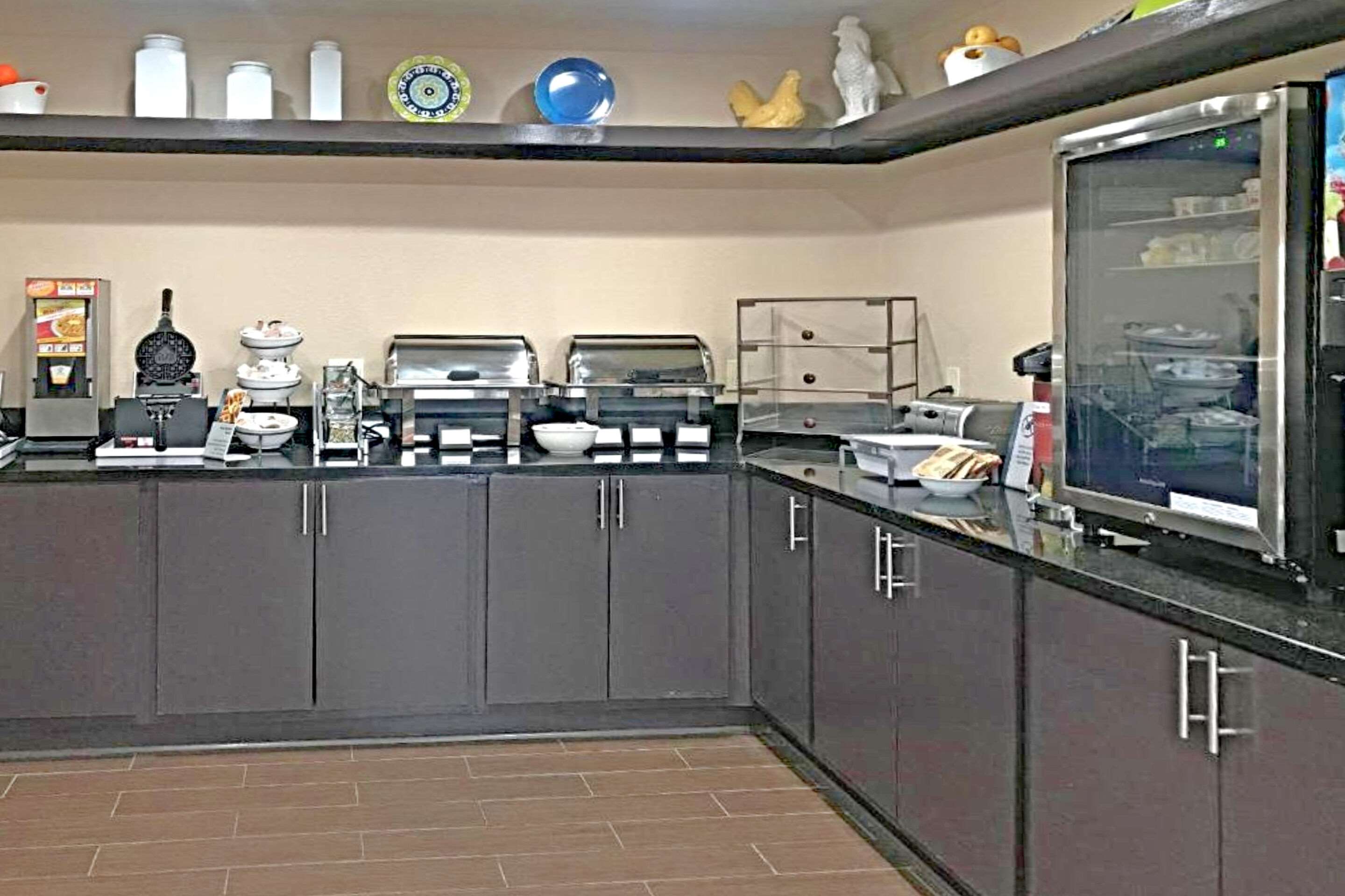 On-site restaurant | Comfort Inn & Suites O'Fallon - St. Louis Area