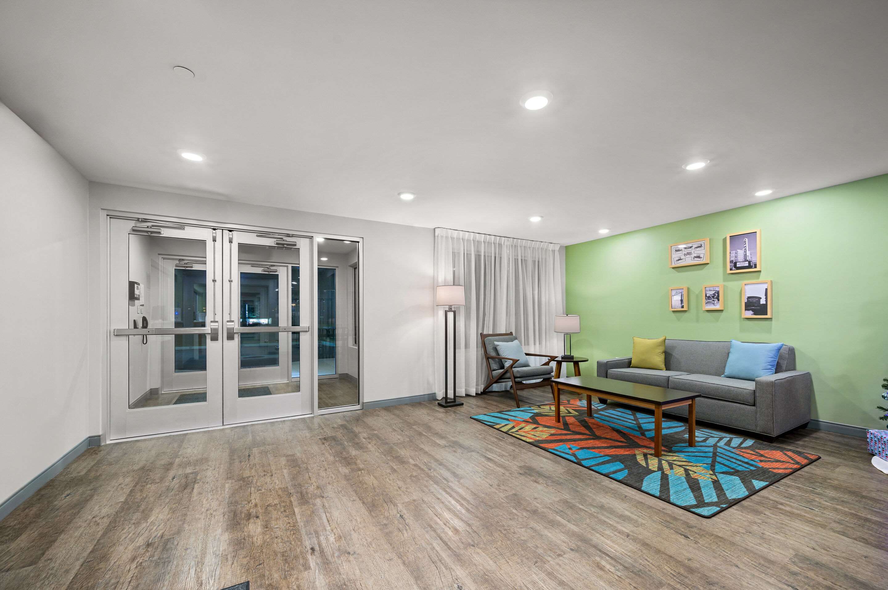 Hotel lobby | Woodspring Suites Dearborn - Detroit