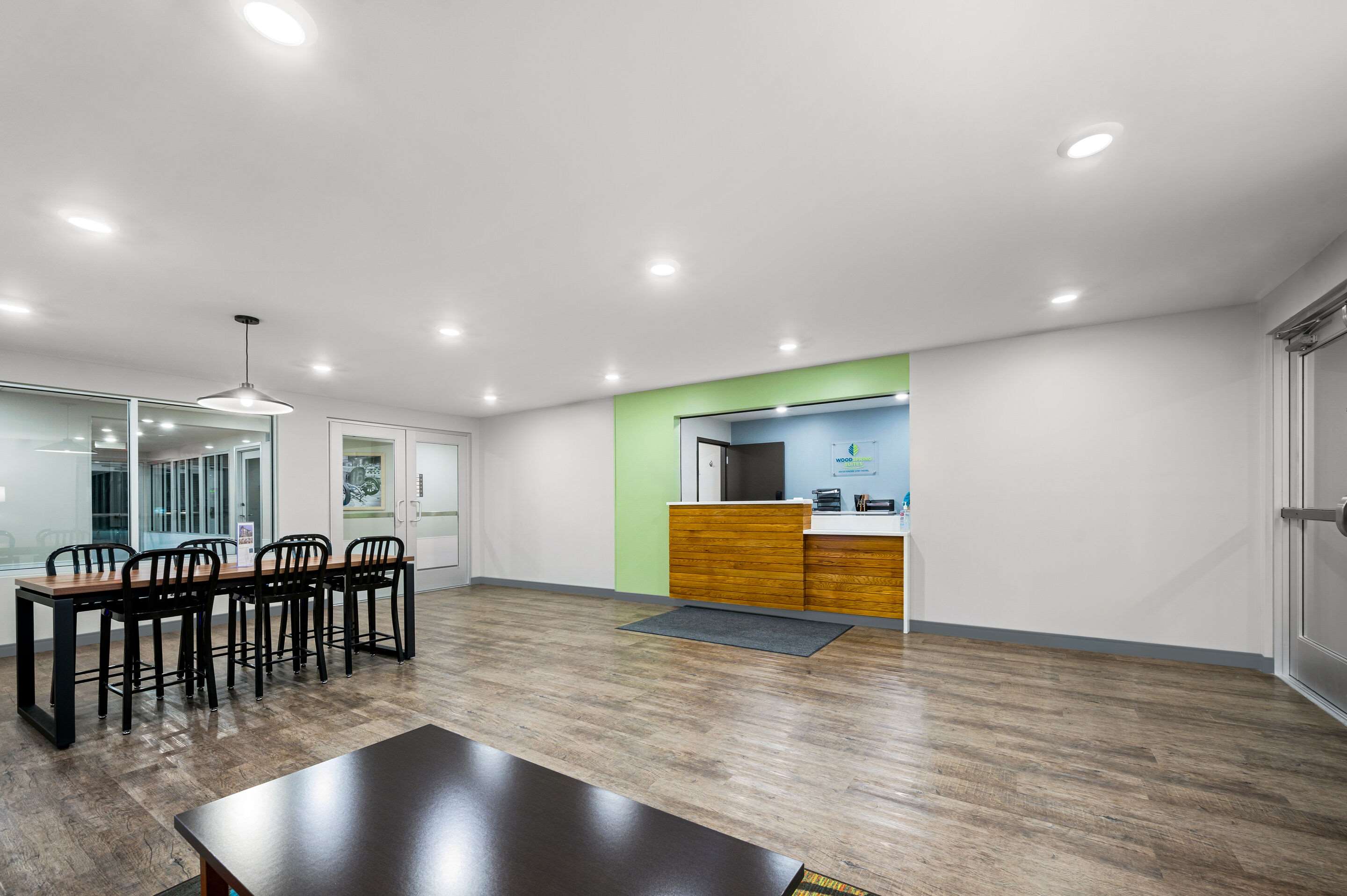 Front desk | Woodspring Suites Dearborn - Detroit