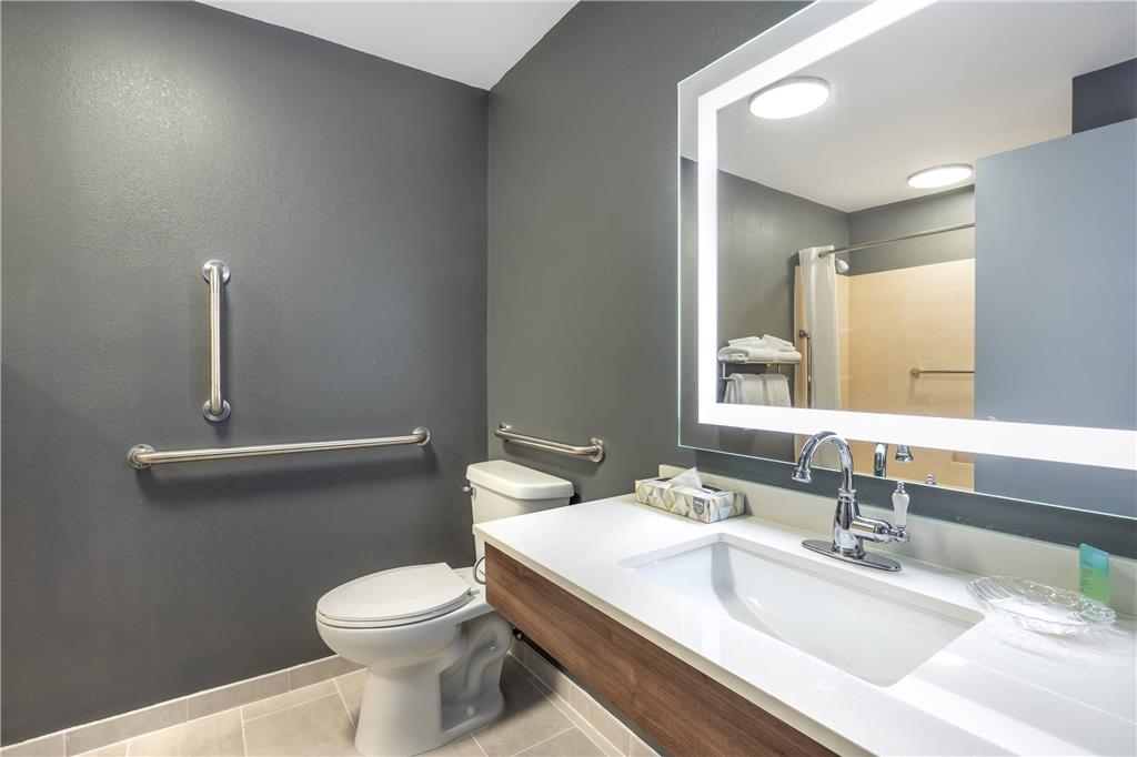 SUBURBAN STUDIOS BRANSON ON THE STR-guestroom-Guest Room,Bathroom,On-Site.jpg