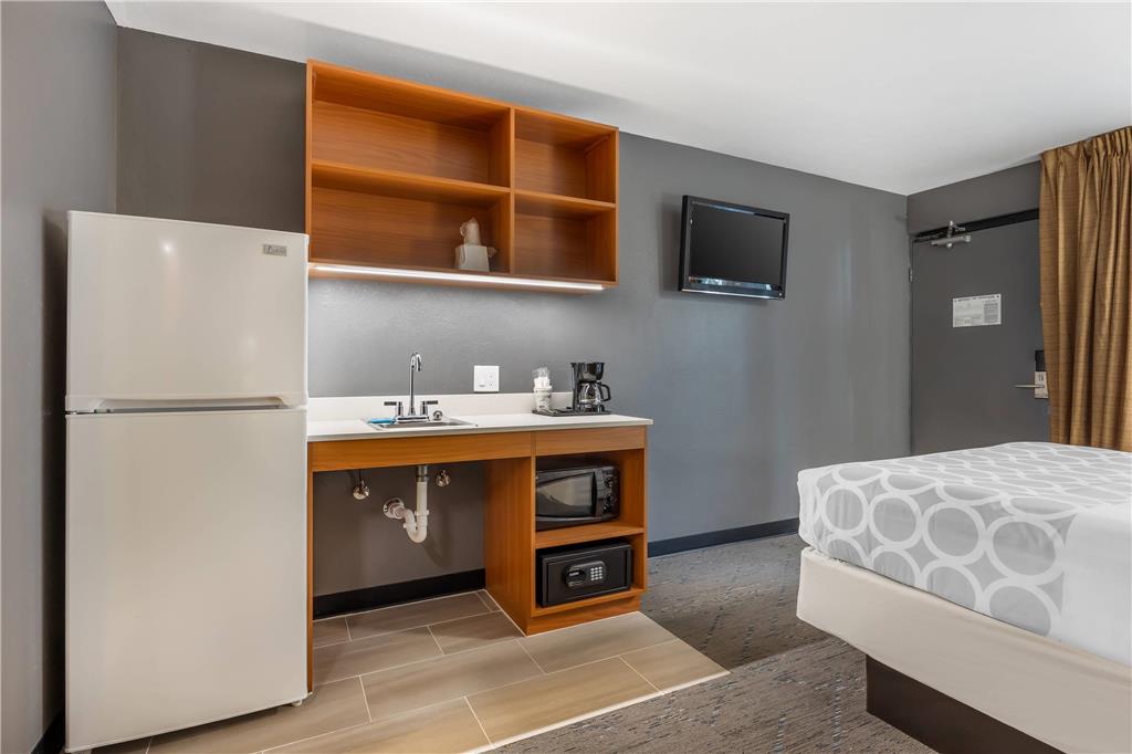 SUBURBAN STUDIOS BRANSON ON THE STR-guestroom-Guest Room,On-Site.jpg