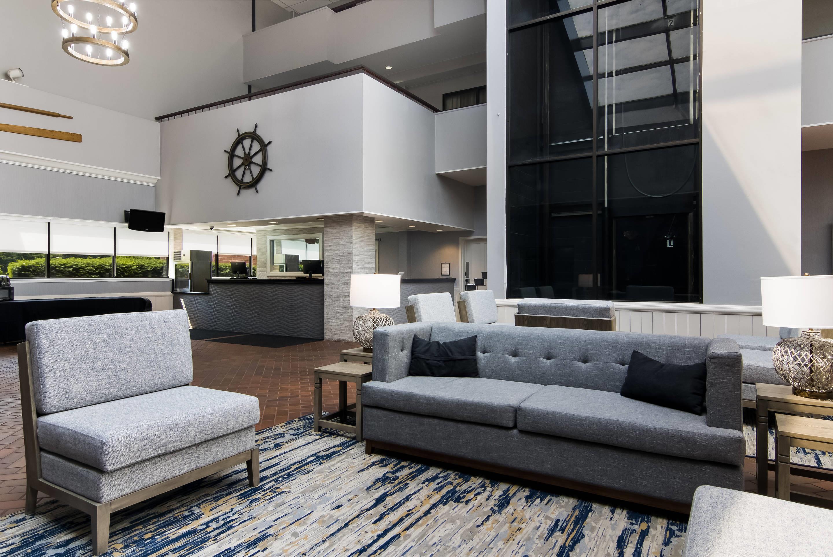 Spacious lobby with sitting area | The Inn on Maritime Bay, Ascend Hotel Collection