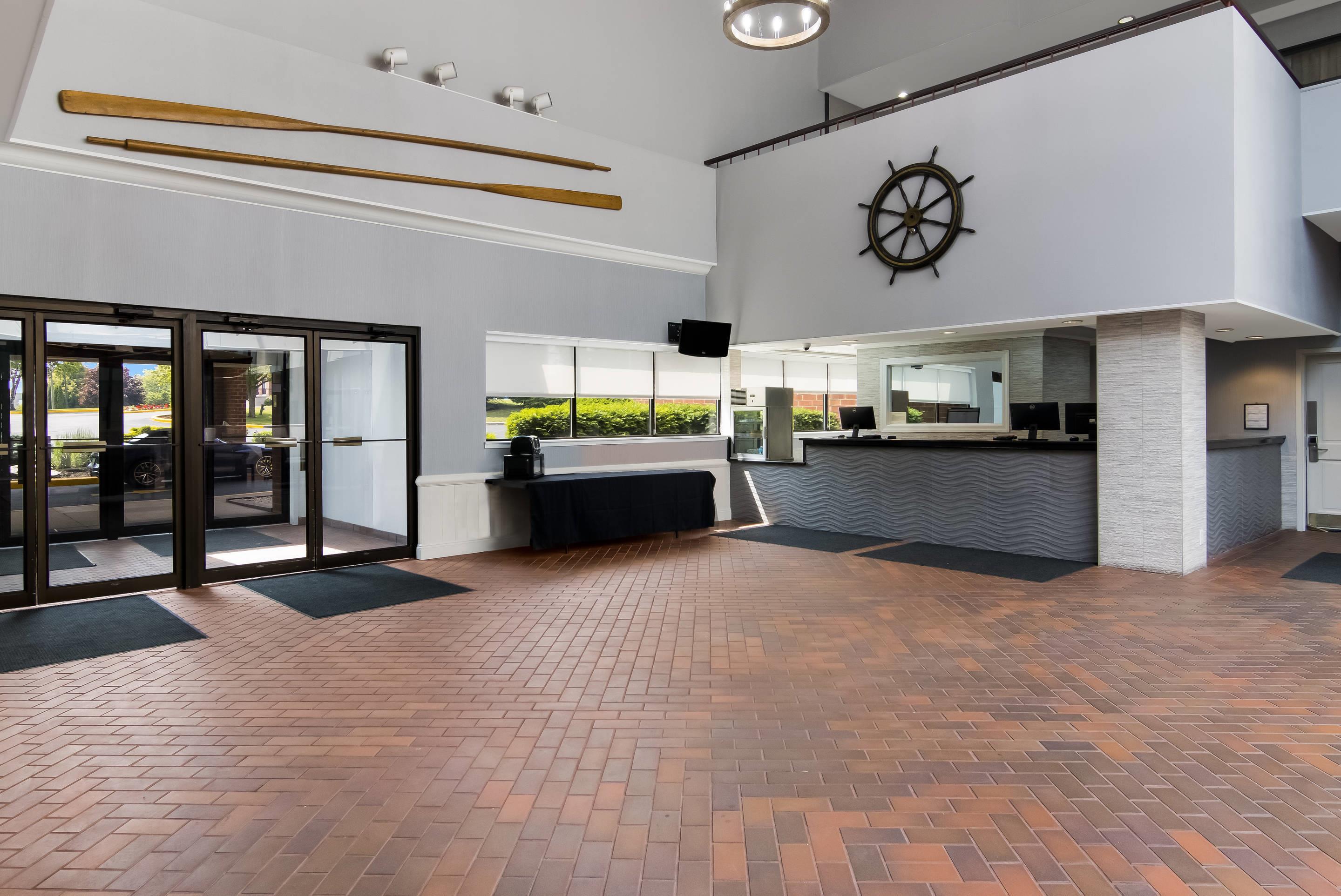 Spacious lobby | The Inn on Maritime Bay, Ascend Hotel Collection