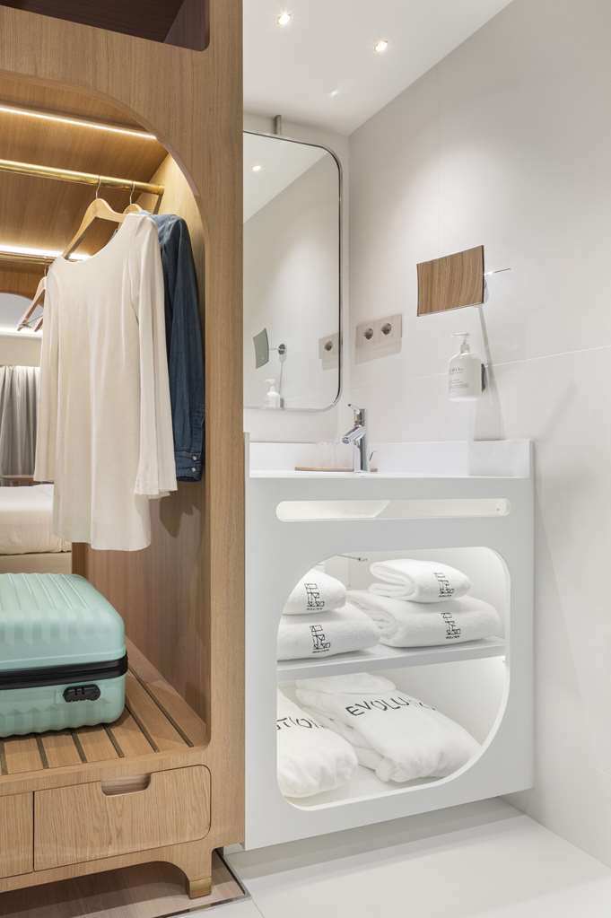 EVOLUTION CASCAIS ESTORIL-guestroom-Guest Room,Bathroom,On-Site.jpg