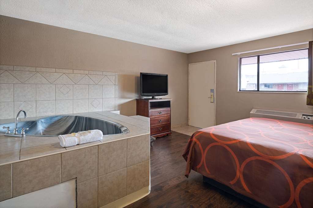 SUPER 8 BY WYNDHAM YOUNGSTOWN NORTH-guestroom-Guest Room,Tub - Jetted,Suite,On-Site.jpg