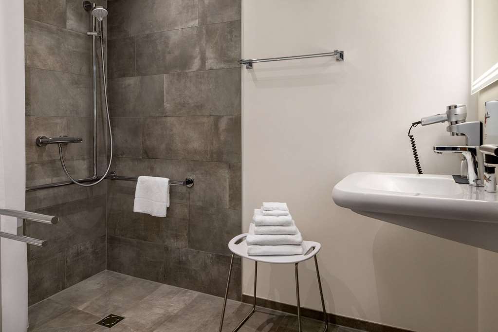 AMEDIA LUSTENAU, TRADEMARK COLLECTI-guestroom-Guest Room,Bathroom,Shower,Accessibility,On-Site.jpg