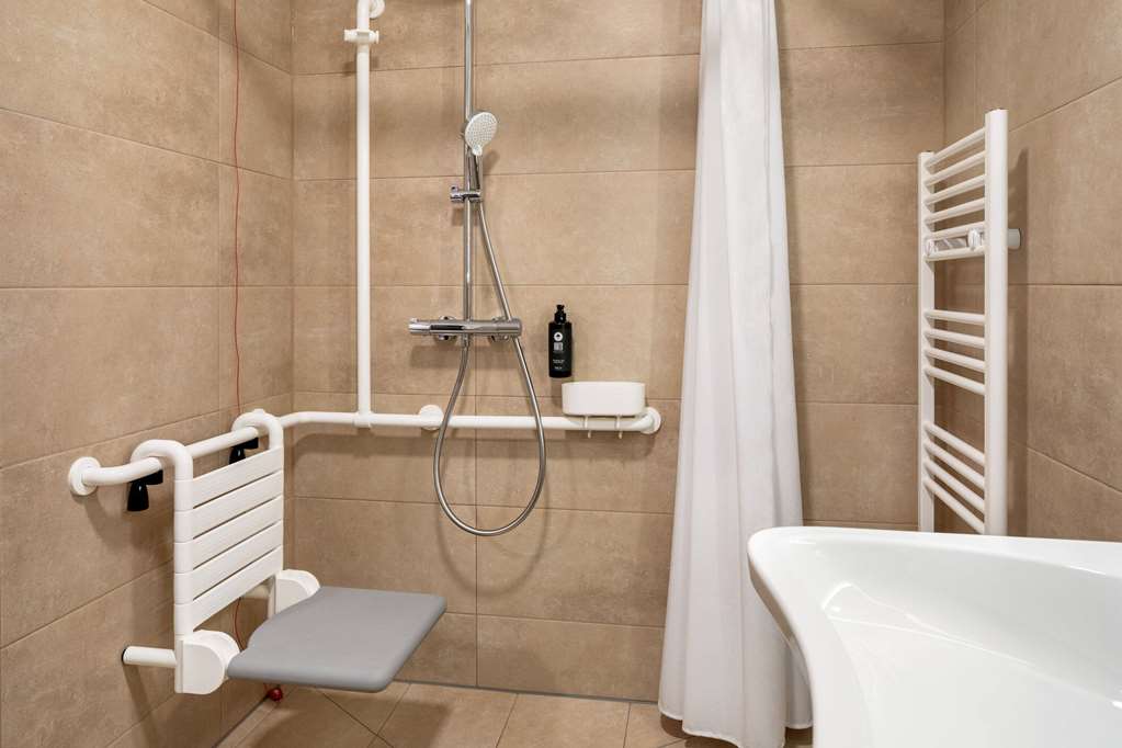 AMEDIA EXPRESS GRAZ AIRPORT, TRADEM-guestroom-Guest Room,Bathroom,Shower,Accessibility,On-Site.jpg