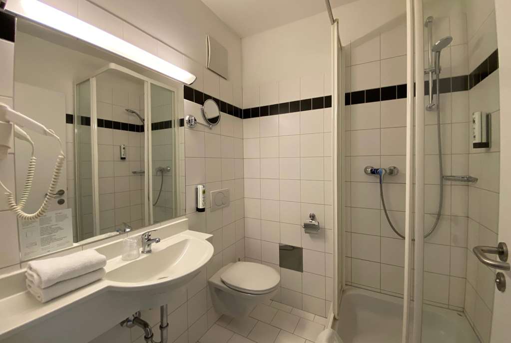 AMEDIA EXPRESS SATTLEDT, TRADEMARK-guestroom-Guest Room,Bathroom,On-Site.jpg