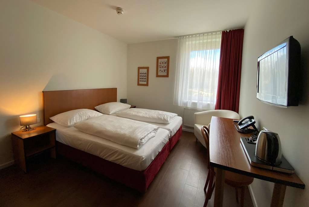 AMEDIA EXPRESS SATTLEDT, TRADEMARK-guestroom-Guest Room,On-Site.jpg
