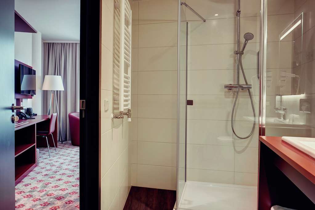 AMEDIA AMSTERDAM AIRPORT-guestroom-Guest Room,Bathroom,On-Site.jpg
