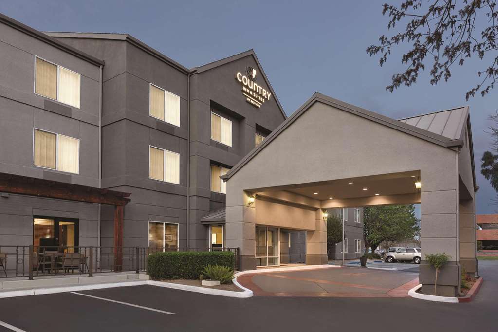 Country Inn & Suites Fresno North