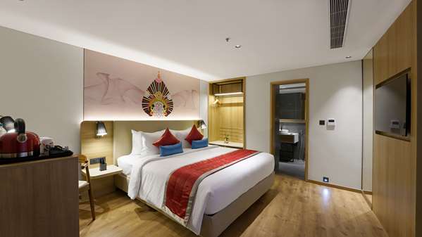 1 King Bed, Non-Smoking, Premium Room, Smart Tv, Garden View, Mini Bar, Coffee And Tea Maker, Full Breakfast