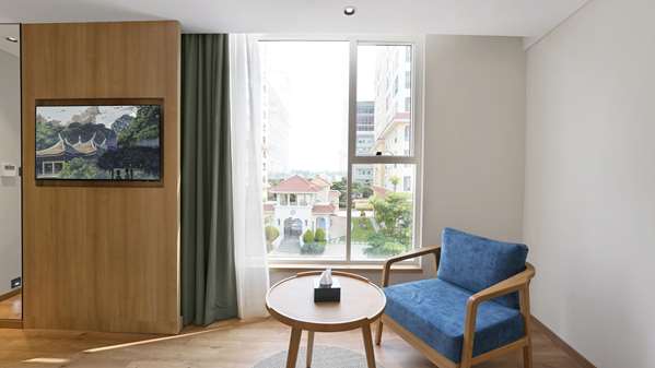 1 King Bed, Non-Smoking, Premium Room, Smart Tv, Garden View, Mini Bar, Coffee And Tea Maker, Full Breakfast