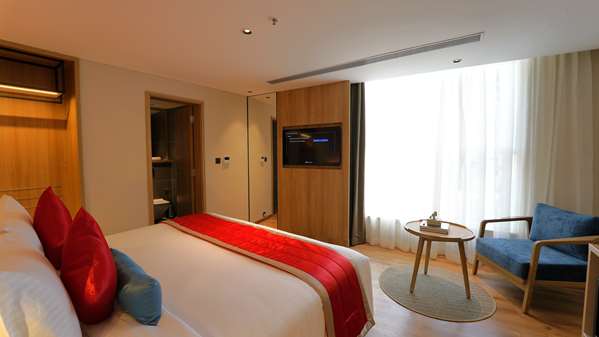 1 King Bed, Non-Smoking, Premium Room, Smart Tv, Garden View, Mini Bar, Coffee And Tea Maker, Full Breakfast