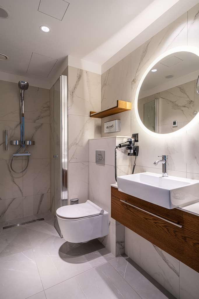 RENTPLANET APARTAMENTY CENTRUM-guestroom-Guest Room,Bathroom,On-Site.jpg