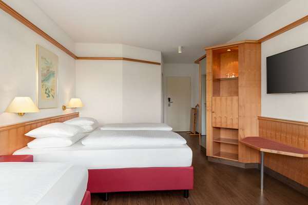 Lounge Plus Room