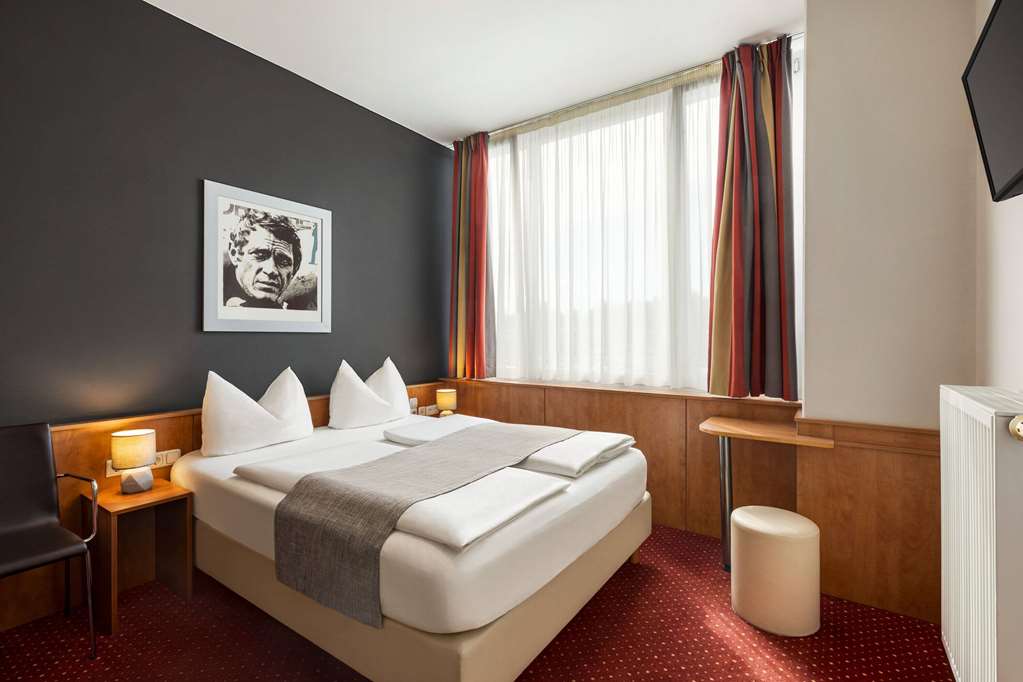 AMEDIA EXPRESS PASSAU-guestroom-Guest Room,On-Site.jpg