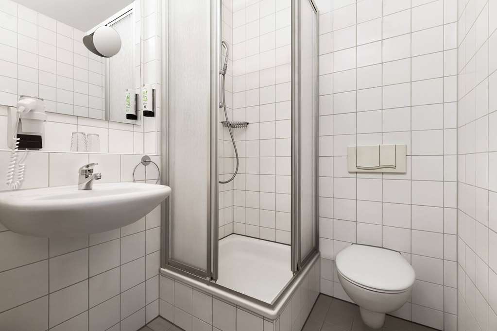 AMEDIA EXPRESS PASSAU-guestroom-Guest Room,Bathroom,On-Site.jpg
