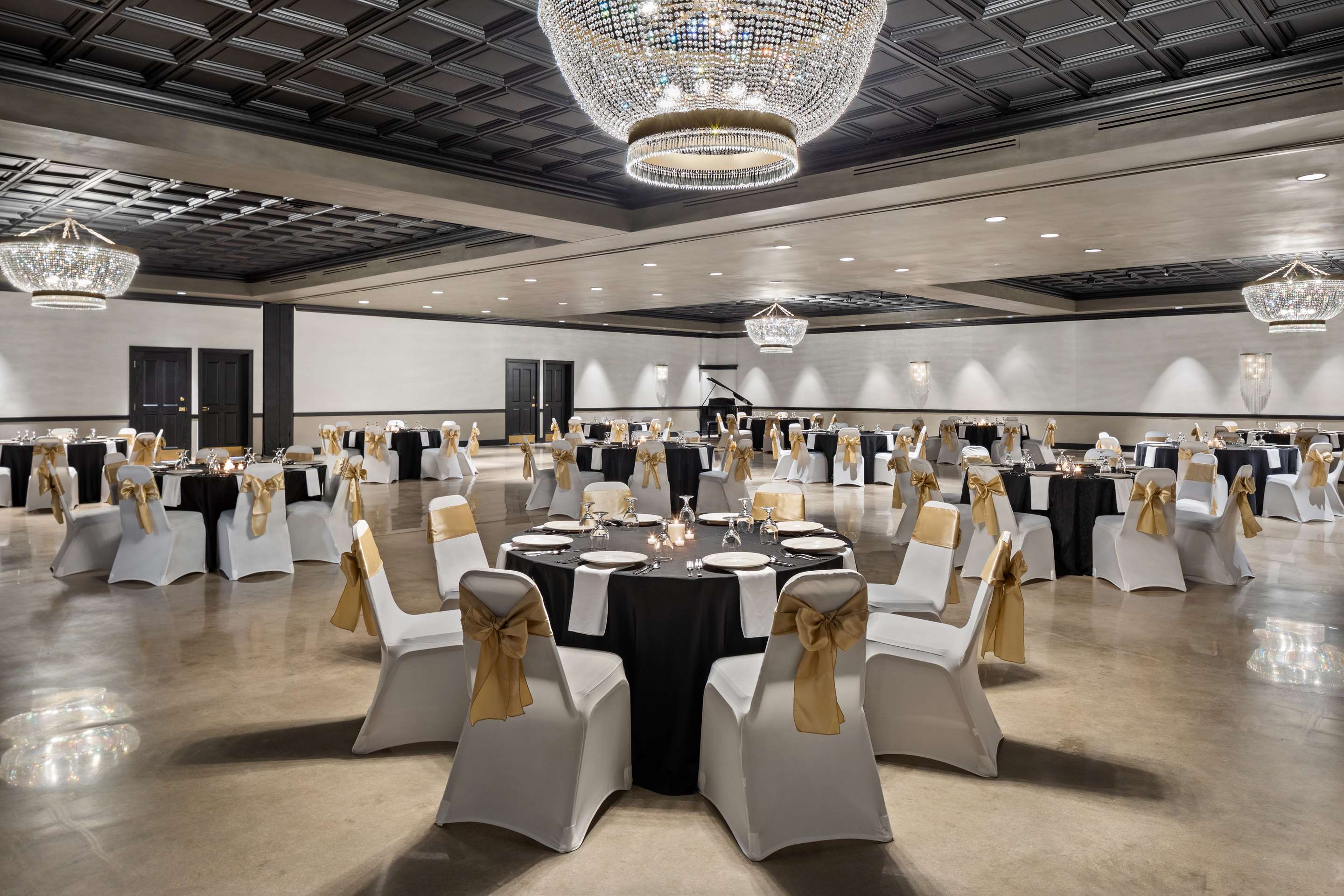 The Highlander Hotel - Ballroom Meeting Space - Iowa City
