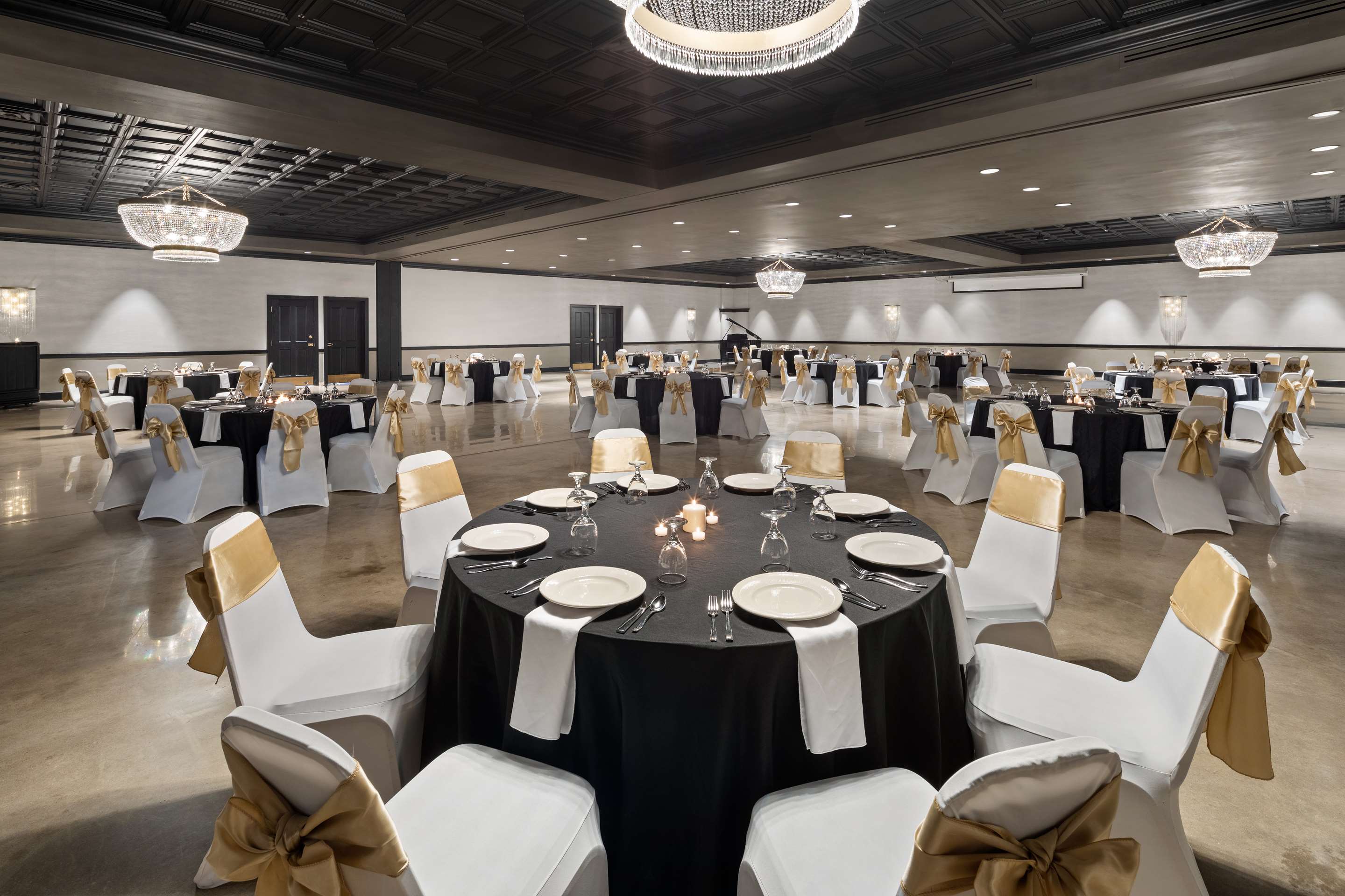 The Highlander Hotel - Ballroom Meeting Space - Iowa City