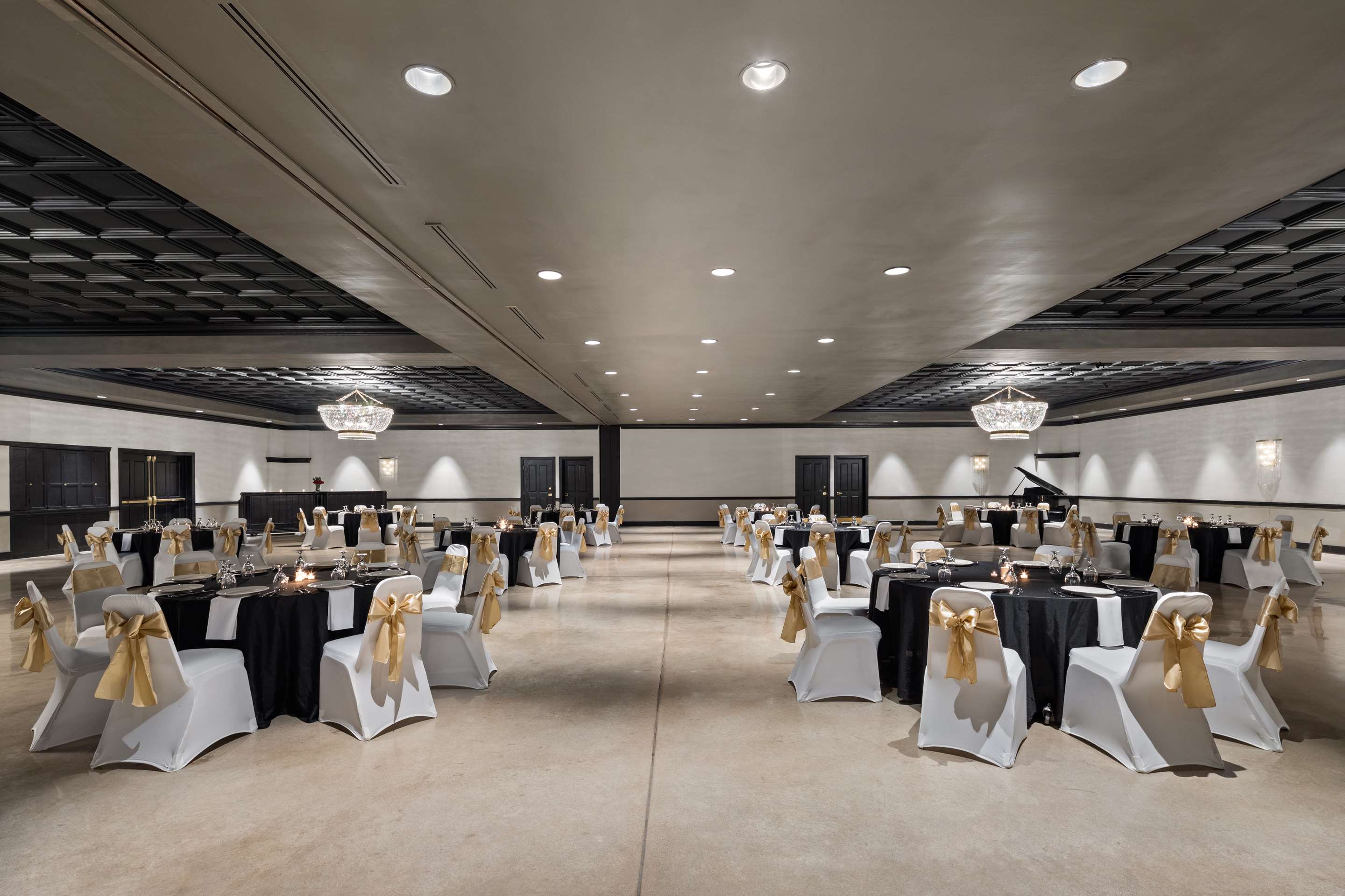 The Highlander Hotel - Ballroom Meeting Space - Iowa City