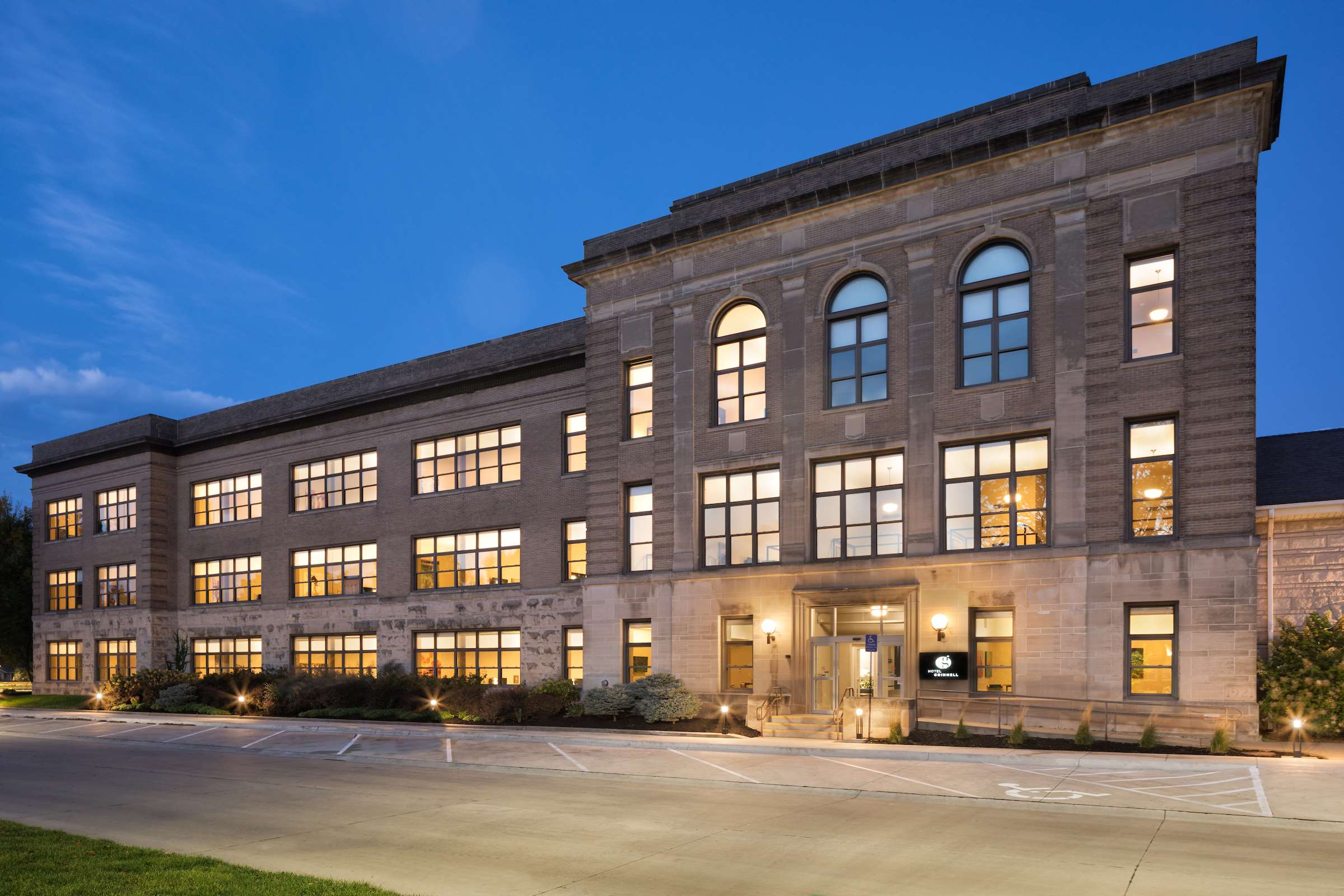Exterior_Hotel Grinnell at Iowa | Hotel Grinnell
